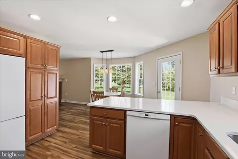 Kitchen - 533 Thornberry Ln, Lititz, PA 17543 photo 2 of 3