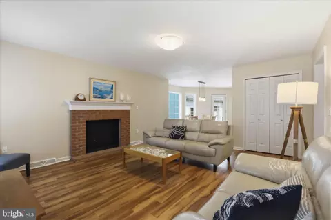 Living - 533 Thornberry Ln, Lititz, PA 17543 photo 2 of 2