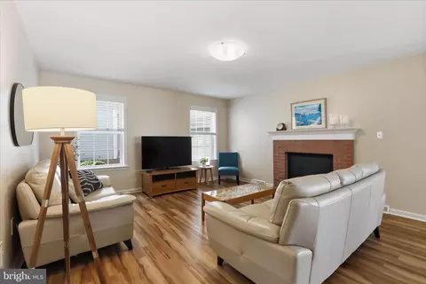 Living - 533 Thornberry Ln, Lititz, PA 17543 photo 1 of 2