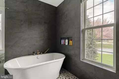 Bath - 837 Ballstown Rd, Lititz, PA 17543 photo 3 of 13