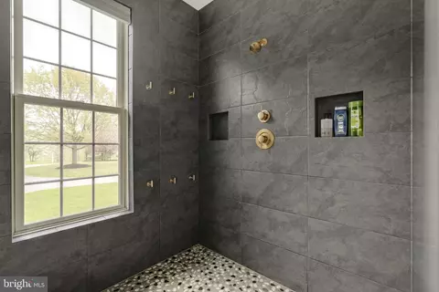Bath - 837 Ballstown Rd, Lititz, PA 17543 photo 4 of 13