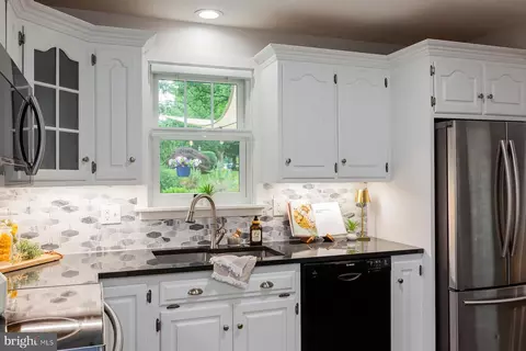 Kitchen - 2848 Kissel Hill Rd, Lititz, PA 17543 photo 6 of 9