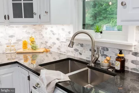 Kitchen - 2848 Kissel Hill Rd, Lititz, PA 17543 photo 2 of 9