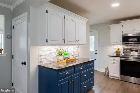 Kitchen - 2848 Kissel Hill Rd, Lititz, PA 17543 photo 3 of 9