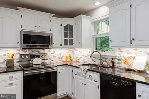 Kitchen - 2848 Kissel Hill Rd, Lititz, PA 17543 photo 4 of 9