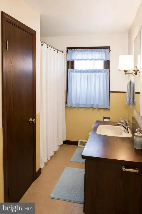 Bath - 922 May Rd, Lititz, PA 17543 photo 1 of 1