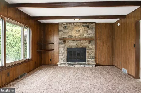 Living - 922 May Rd, Lititz, PA 17543 photo 2 of 3