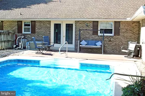 Exterior - 922 May Rd, Lititz, PA 17543 photo 3 of 9