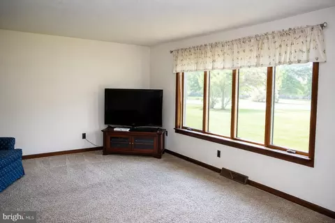 Living - 922 May Rd, Lititz, PA 17543 photo 1 of 3