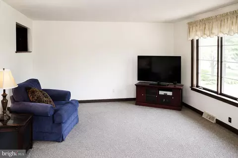 Living - 922 May Rd, Lititz, PA 17543 photo 3 of 3