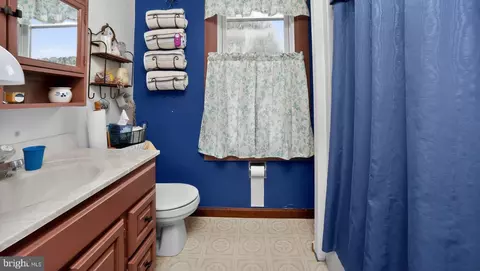 Entry Way - 40 Queen Rd, Intercourse, PA 17534 photo 4 of 6