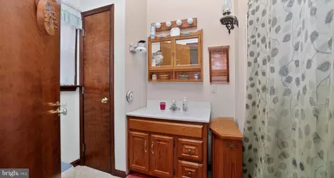 Entry Way - 40 Queen Rd, Intercourse, PA 17534 photo 2 of 6