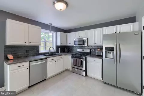 Kitchen - 337 Crosswinds Dr, Lititz, PA 17543 photo 2 of 3