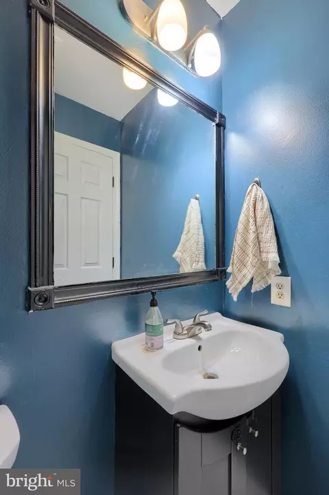 Bath - 337 Crosswinds Dr, Lititz, PA 17543 photo 1 of 2