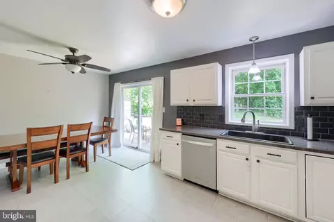 Kitchen - 337 Crosswinds Dr, Lititz, PA 17543 photo 3 of 3