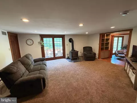 Living - 515 W 28th Division Hwy, Lititz, PA 17543 photo 1 of 2