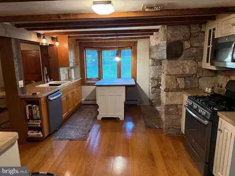 Kitchen - 515 W 28th Division Hwy, Lititz, PA 17543 photo 2 of 3