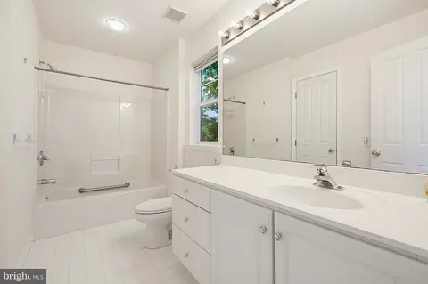 Bath - 1037 Kent Gdn, Lititz, PA 17543 photo 1 of 3
