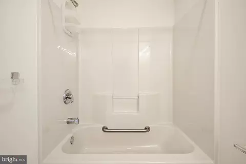 Bath - 1037 Kent Gdn, Lititz, PA 17543 photo 3 of 3