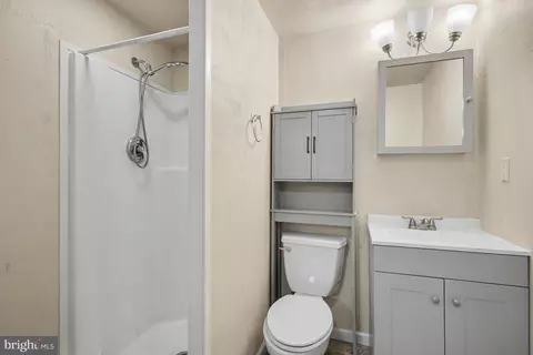 Bath - 541 Golden St, Lititz, PA 17543 photo 1 of 2