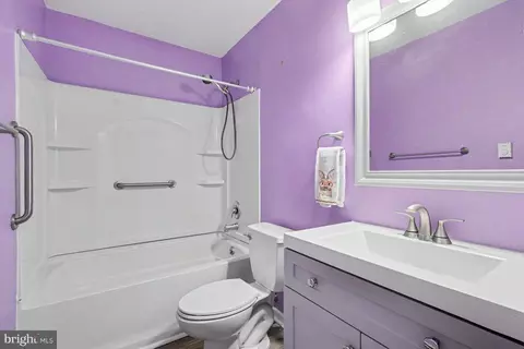 Bath - 541 Golden St, Lititz, PA 17543 photo 2 of 2