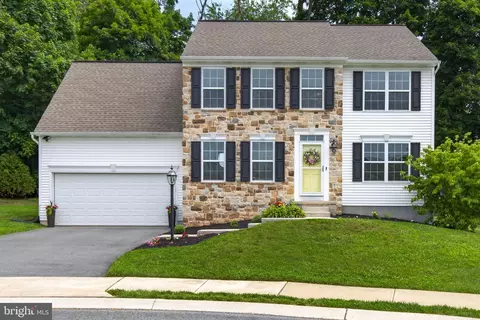 18 Copperwood Ln, Ephrata, PA 17522