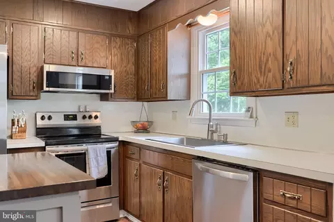 Kitchen - 1019 Devonshire Rd, Lancaster, PA 17601 photo 2 of 2