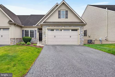 1250 Tumblestone Dr, Mount Joy, PA 17552