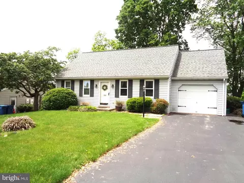 326 Barberry Dr, Lancaster, PA 17601