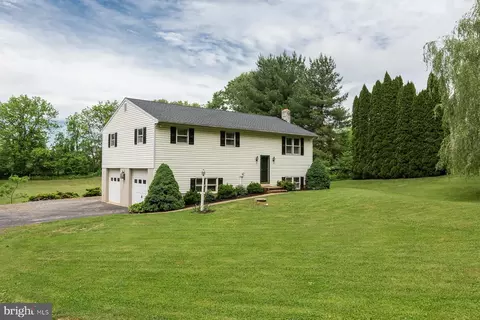 3 Apache Ln, Willow Street, PA 17584