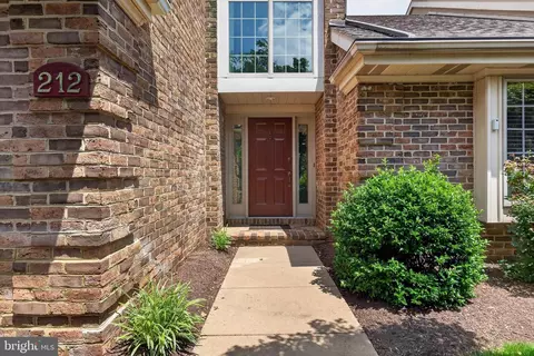212 Willow Valley Dr, Lancaster, PA 17602
