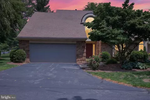 212 Willow Valley Dr, Lancaster, PA 17602