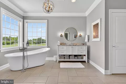 Bath - 685 Fleetwood Dr, Lititz, PA 17543 photo 2 of 7