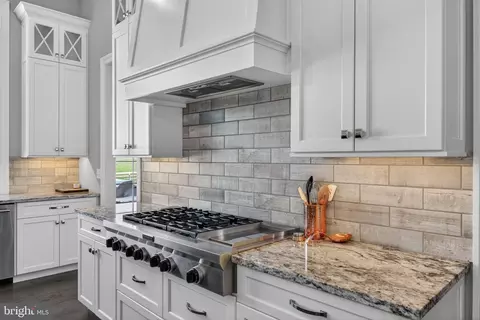 Kitchen - 685 Fleetwood Dr, Lititz, PA 17543 photo 5 of 9