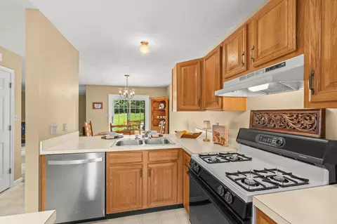 Kitchen - 443 Crosswinds Dr, Lititz, PA 17543 photo 3 of 3