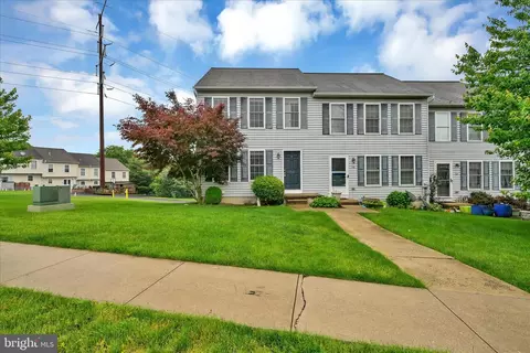712 Knoll Dr, Mount Joy, PA 17552