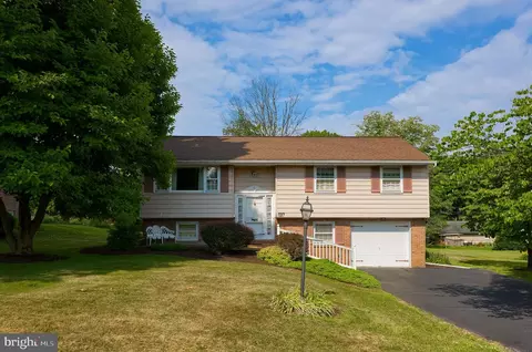 18 Meadow View Dr, Leola, PA 17540