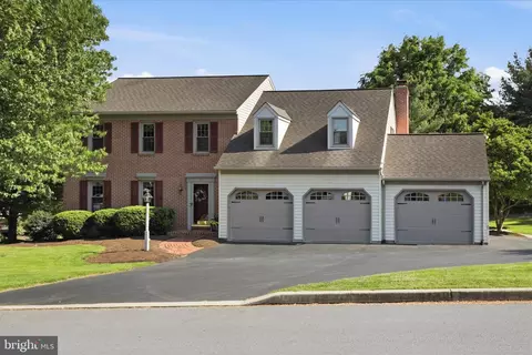 9 Round House Dr, Lititz, PA 17543
