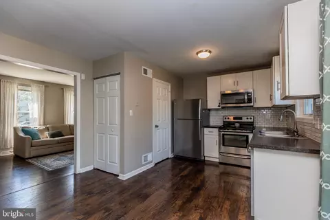Entry Way - 358 Cardinal Rd, Lititz, PA 17543 photo 2 of 2