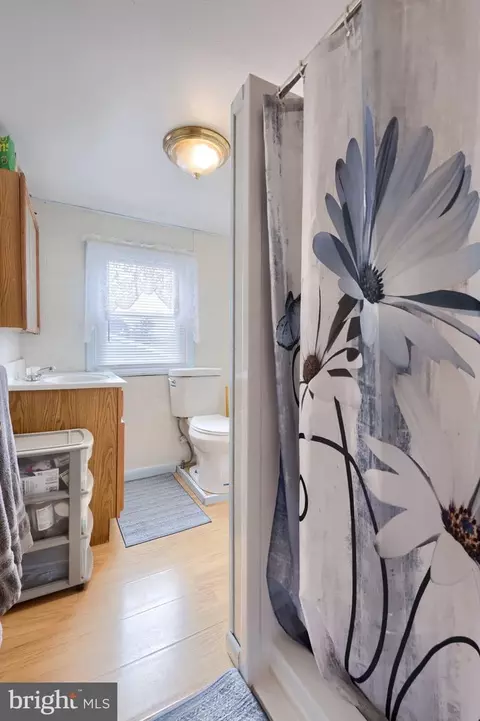 Bath - 17 S Elm St, Lititz, PA 17543 photo 2 of 3