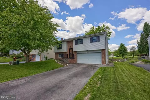 1070 Holly Ln, Denver, PA 17517