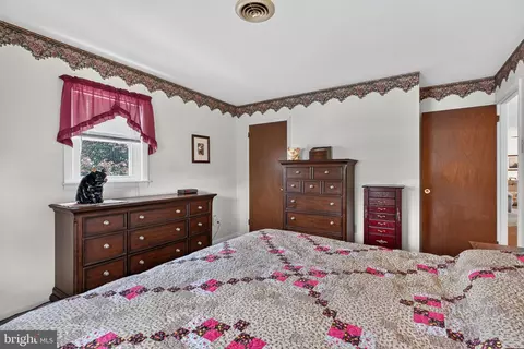 Bedroom - 949 Brunnerville Rd, Lititz, PA 17543 photo 3 of 5