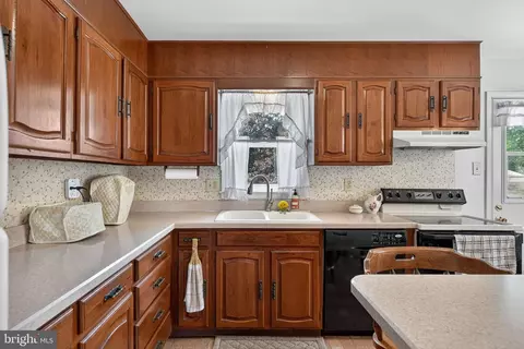 Kitchen - 949 Brunnerville Rd, Lititz, PA 17543 photo 3 of 4