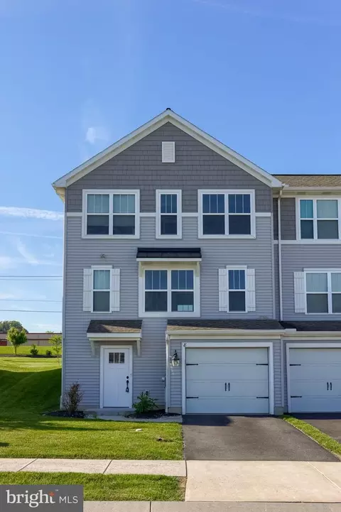8 Southside Dr, Willow Street, PA 17584