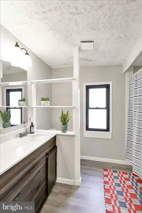 Bath - 5 W 2nd Ave, Lititz, PA 17543 photo 2 of 2