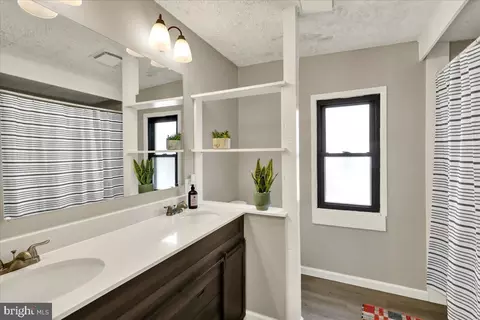 Bath - 5 W 2nd Ave, Lititz, PA 17543 photo 1 of 2