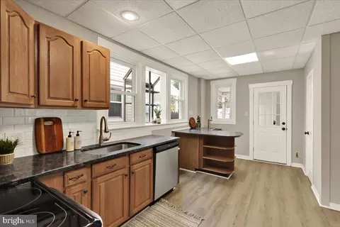 Entry Way - 5 W 2nd Ave, Lititz, PA 17543 photo 3 of 4