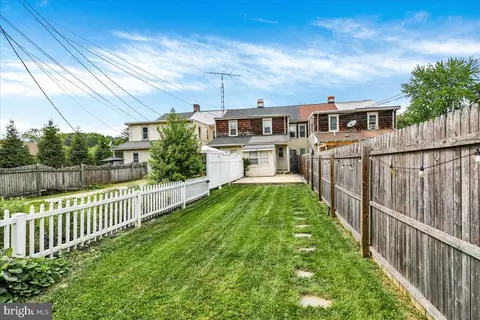 Exterior - 5 W 2nd Ave, Lititz, PA 17543 photo 3 of 10