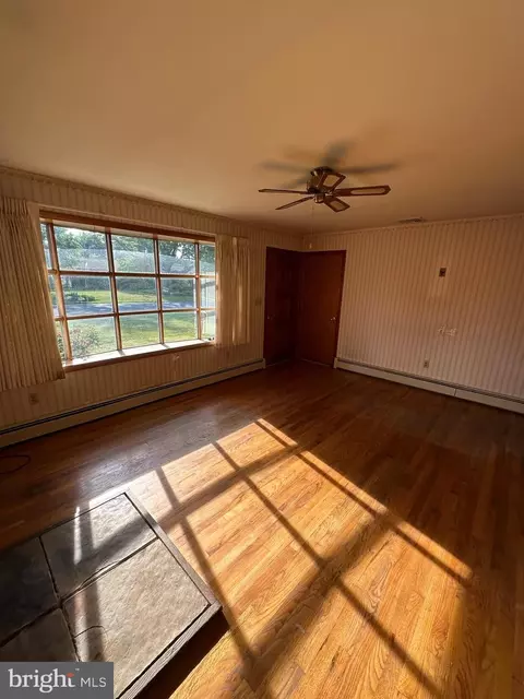 Living - 666 Jane Ave, Mount Joy, PA 17552 photo 2 of 3