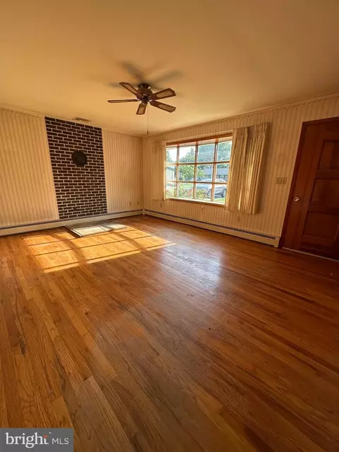 Living - 666 Jane Ave, Mount Joy, PA 17552 photo 1 of 3